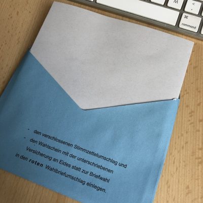 Stimmzettel für die Europawahl in den blauen Umschlag 