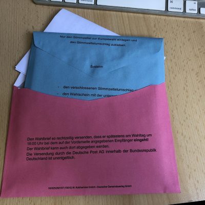 Blauer Umschlag mit eidesstattlicher Erklärung in den Rosa Umschlag